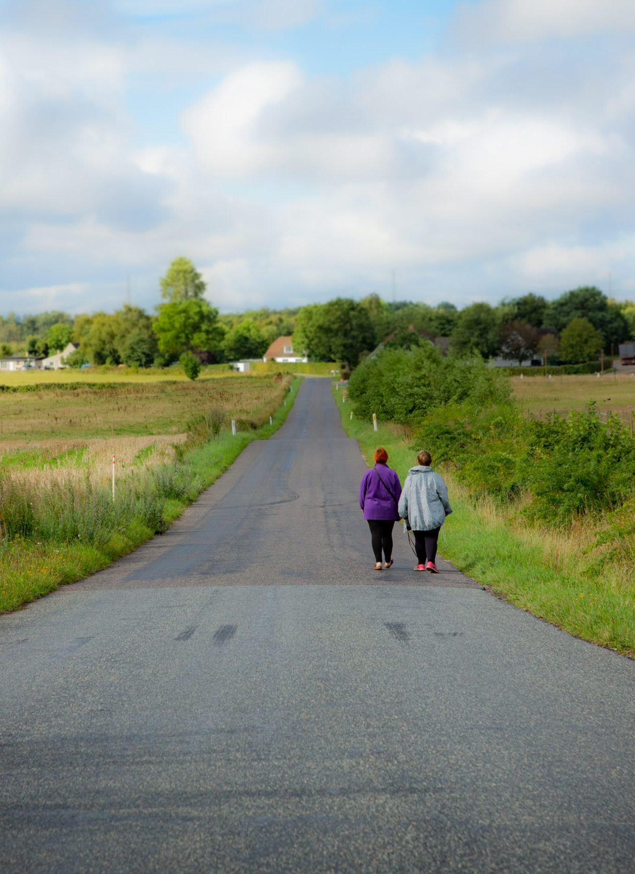 Borger og pædagog på gåtur ved HabitusHuset Skellebjerg